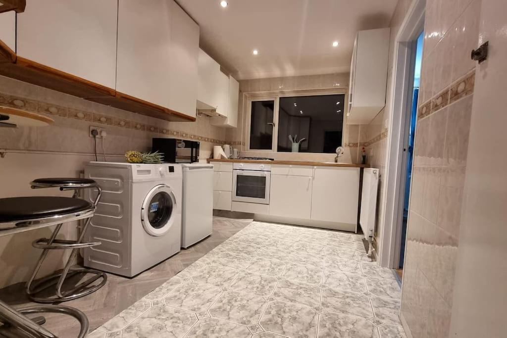 Spacious 2 Bed Bungalow Enfield Kültér fotó